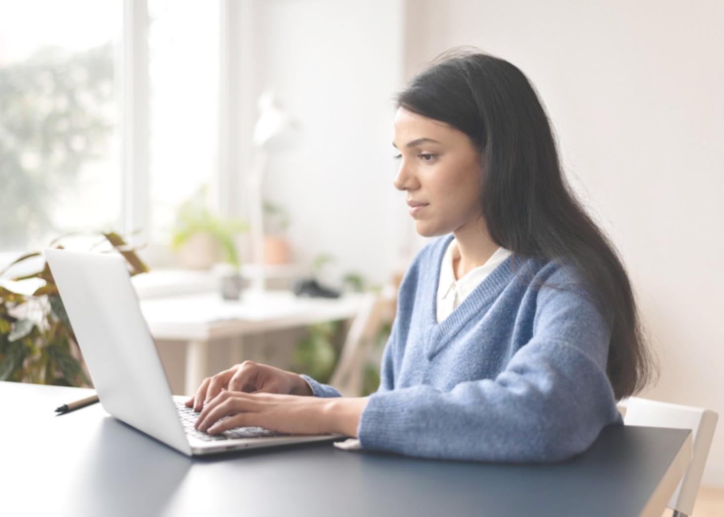 Estudiante internacional trabajando en su presupuesto mensual