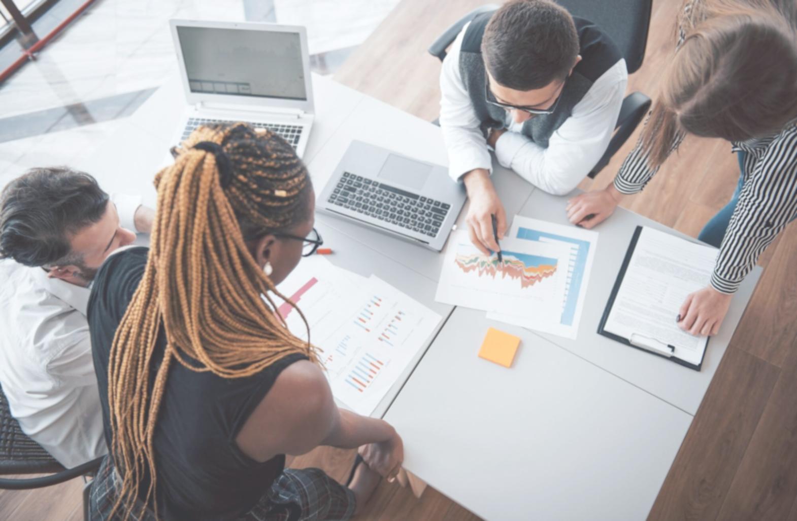 Profesionales analizando informes de rendimiento presupuestario